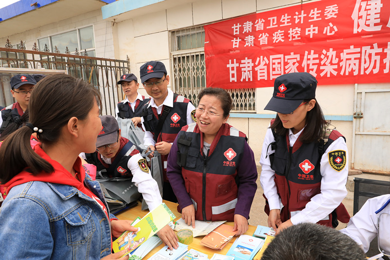照片-3孟蕾主任为村民解答儿童免疫相关问题.JPG