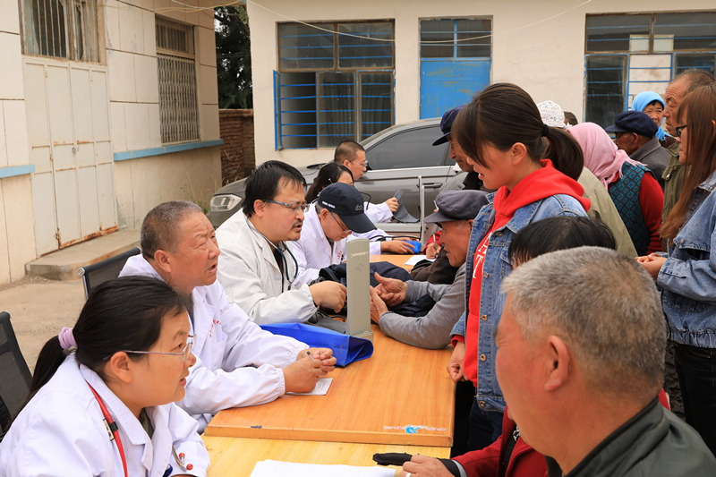 照片-4为村民进行义诊和体检.JPG