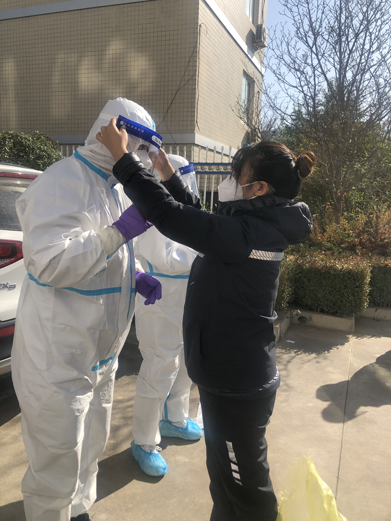 4.专业人员指导学员穿个人防护用品.jpg